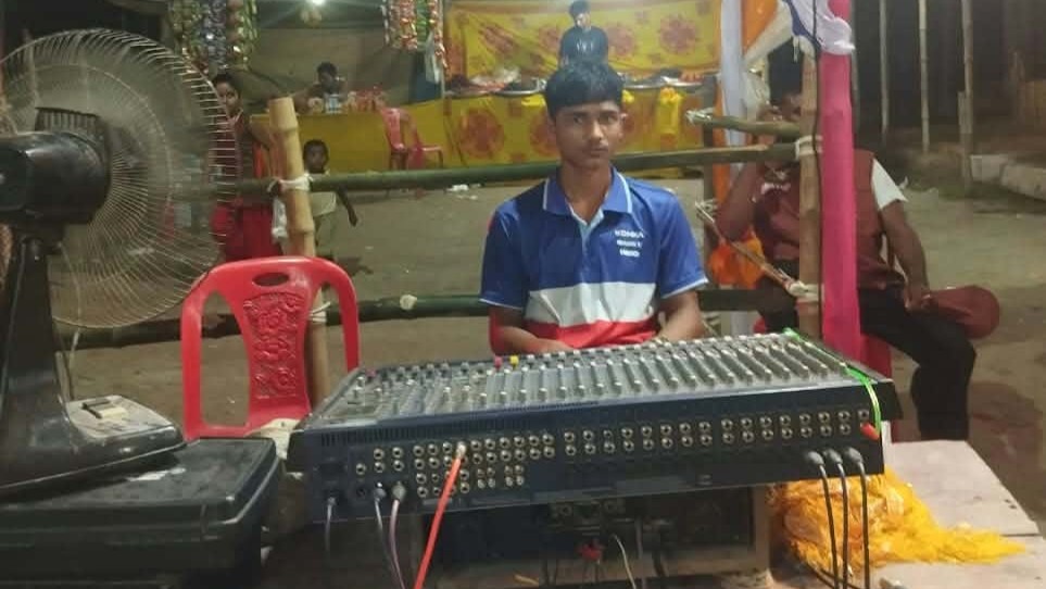 দুর্গাপূজার প্যান্ডেল ও লাইটিং খুলতে গিয়ে বিদ্যুৎস্পৃষ্টে যুবকের মৃত্যু